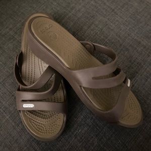 CROCS- like new, low wedge sandal in brown/tan, W8